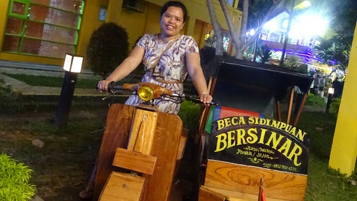 Wanita muda dari Indonesia di Bicak, sepeda taksi kayu