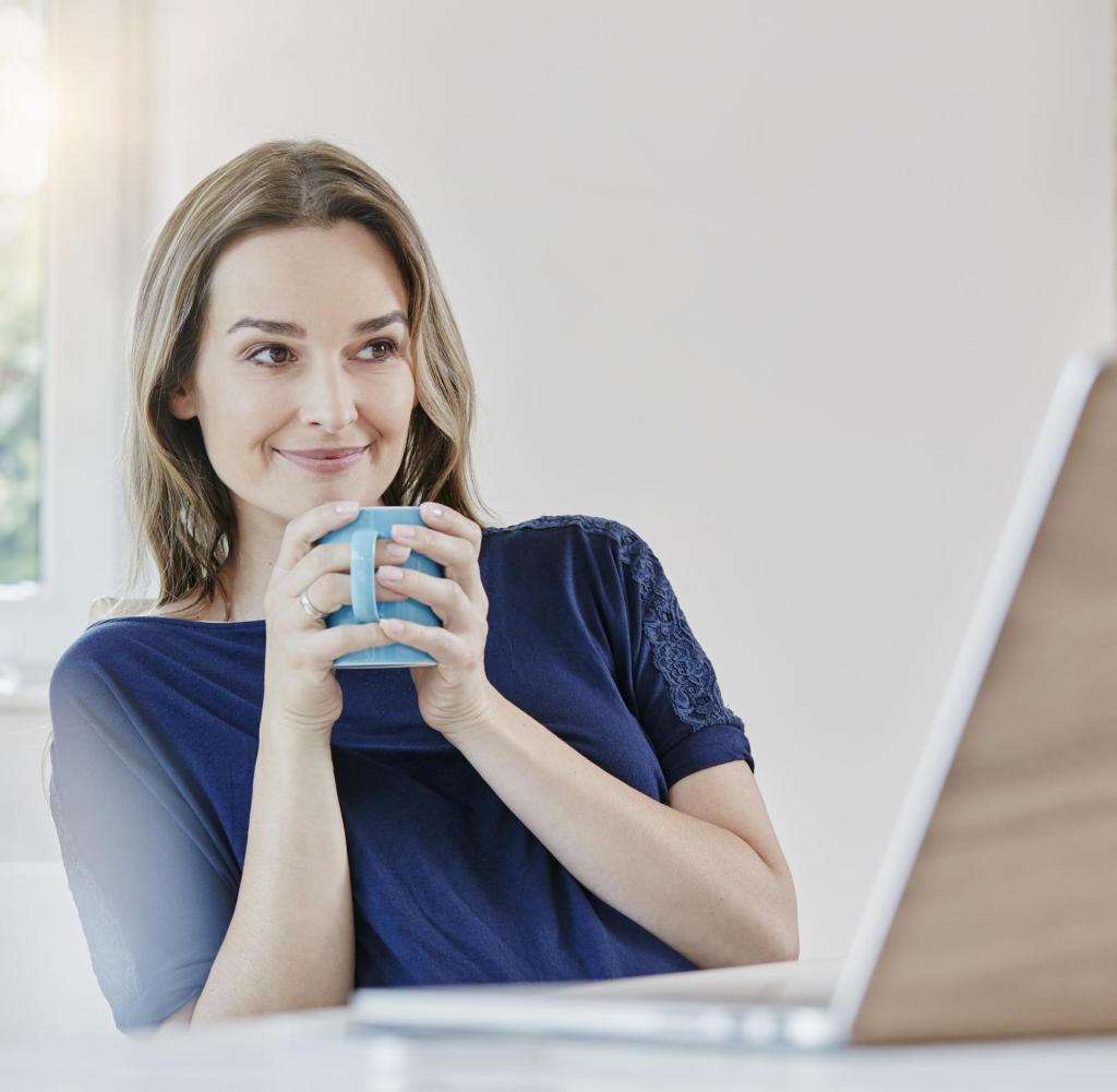 jerman keluarga frankfurt wanita rumah keluarga tunggal di laptop dengan secangkir kopi