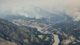Kebakaran hutan di pegunungan utara Lytton, Kanada, direkam pada 1 Juli 2021 (Daryl Dick/The Canadian Press via AP)
