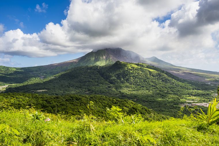 Gunung berapi Soufriere di pulau Karibia Montserrat. 