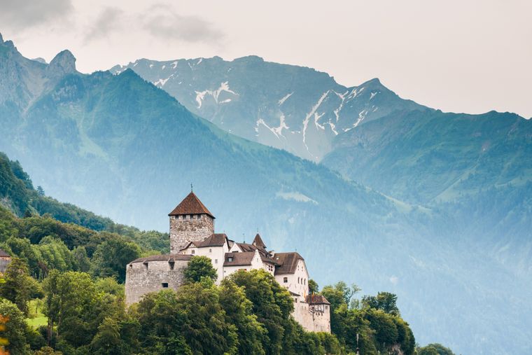 Kastil Vaduz dengan Pegunungan Alpen di latar belakang.