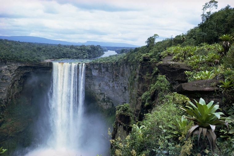 Air Terjun Kaieteuer di Guyana.