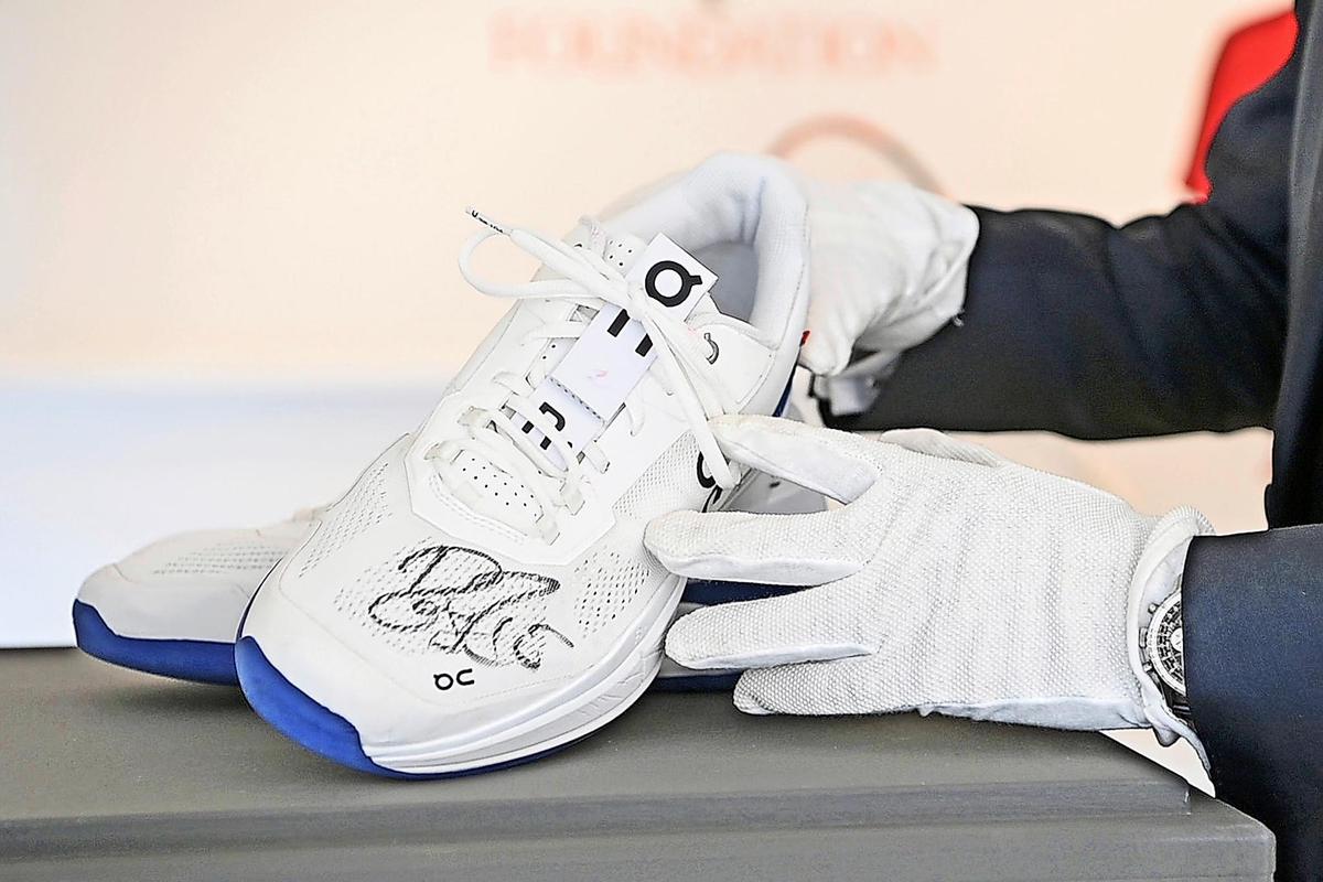 Sepatu On Shoes milik Roger Federer akan dilelang.