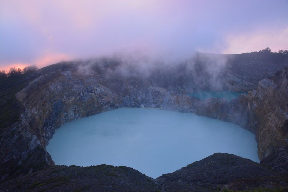 Blick von oben auf den Kratersee des Vulkans Kelimutu im gleichnamigen Nationalpark in Indonesien