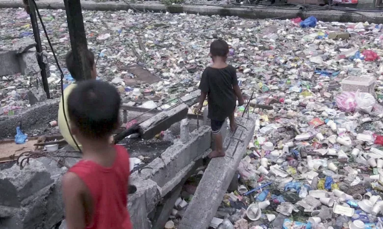 Foto-foto Seru: Desa-desa Indonesia Tenggelam Dalam Sampah Plastik Kita