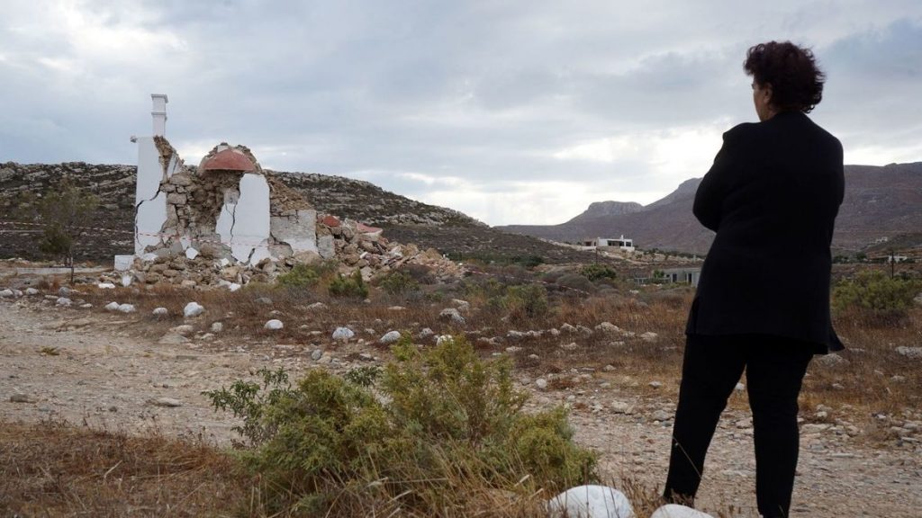 Eine Frau schaut auf eine beschädigte Kapelle im Dorf Zakros. Das war nach einem Erdbeben am 12. Oktober auf Kreta. Nun hat die Insel erneut ein Erdbeben getroffen.