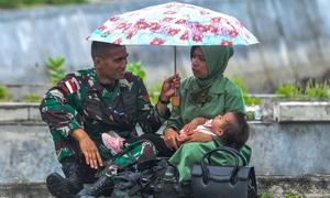 Seorang tentara Indonesia mengucapkan selamat tinggal kepada keluarganya sebelum menjalankan misi di perbatasan barat Papua.