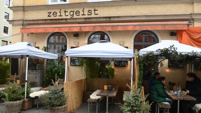 Zeitgeist Café: Para tamu juga dapat duduk di luar di pedesaan.