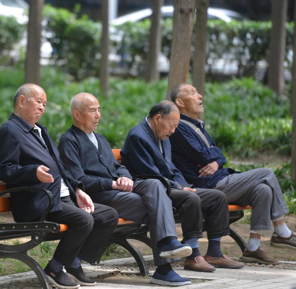 12 Mei 2021, Fuyang, Anhui, China: Orang-orang lanjut usia duduk bersama untuk bersenang-senang mengobrol di Lin Dai Lu Park..Data utama dari sensus nasional ketujuh China secara resmi dirilis.  Data menunjukkan bahwa jumlah penduduk usia kerja masih menurun sejak tahun 2020, sementara tingkat penuaan terus bertambah.  (Gambar Kredit: © Sheldon Cooper/SOPA Images via ZUMA Wire