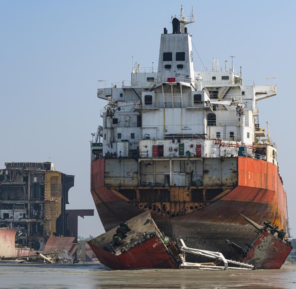 Kapal kontainer sering dibuang seperti di sini di Bangladesh - tidak selalu dengan tindakan pencegahan keselamatan yang tepat untuk pekerja