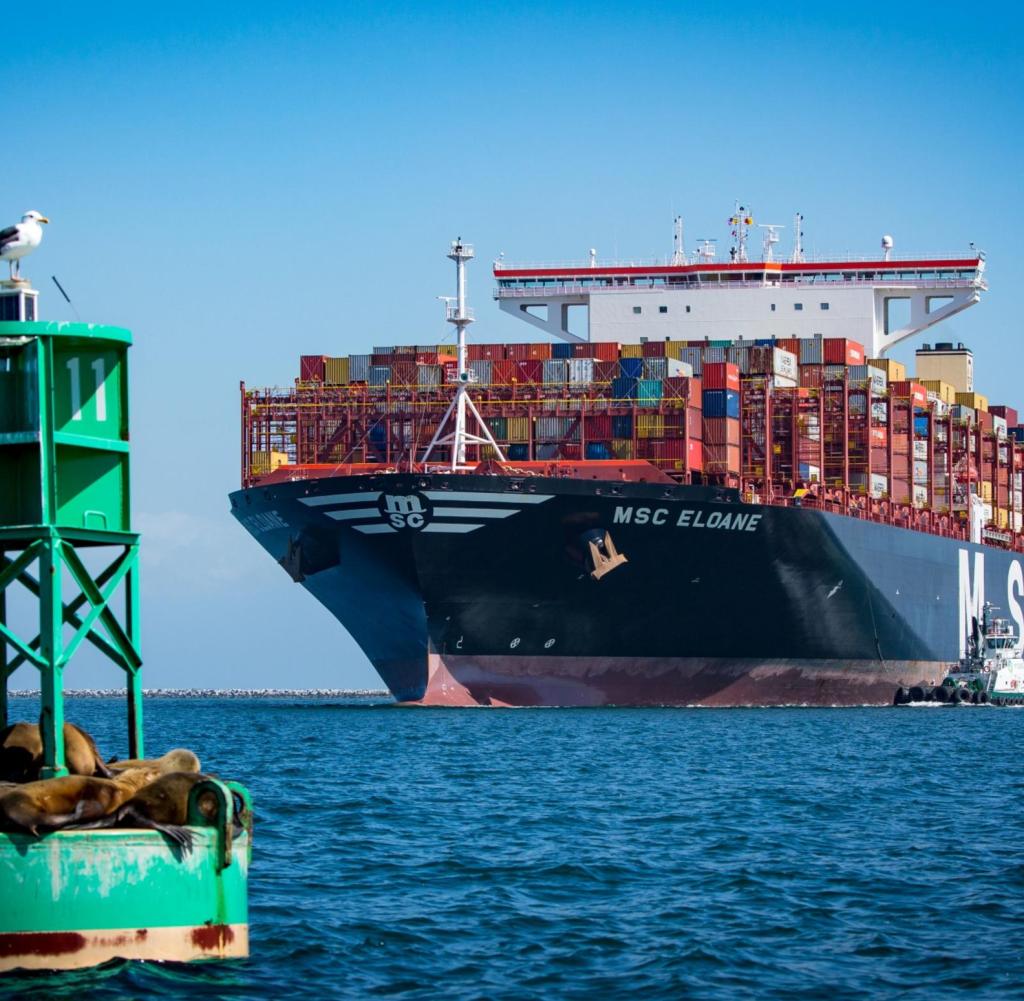 Kapal peti kemas Eloane dari Mediterranean Shipping Company (MSC) tiba di Pelabuhan Los Angeles di Los Angeles, California, Amerika Serikat, pada Rabu, 13 Maret 2019. Eloane merupakan kapal peti kemas terbesar yang dihubungi di Amerika Serikat sebesar 1.312 kaki.  Panjang dan lebarnya 193 kaki, dan dapat menampung 19.500 kontainer.  Fotografer: Tim Roe/Bloomberg