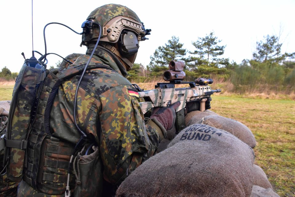 Tentara Jerman dalam posisi dengan senjatanya