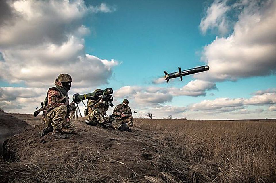 Tentara Ukraina selama latihan dengan rudal anti-tank Javelin di wilayah Donetsk pada Desember 2021