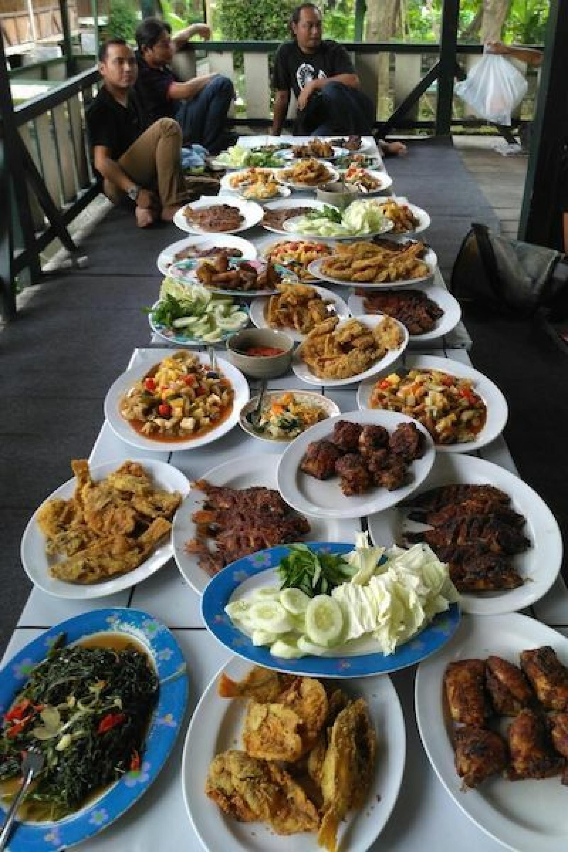 Banyak orang Indonesia yang berbuka puasa di bulan Ramadhan dengan makan bersama.  Sebuah meja panjang ditumpuk dengan piring-piring penuh hidangan berwarna-warni mulai dari sayuran hingga daging panggang dan goreng hingga keju.
