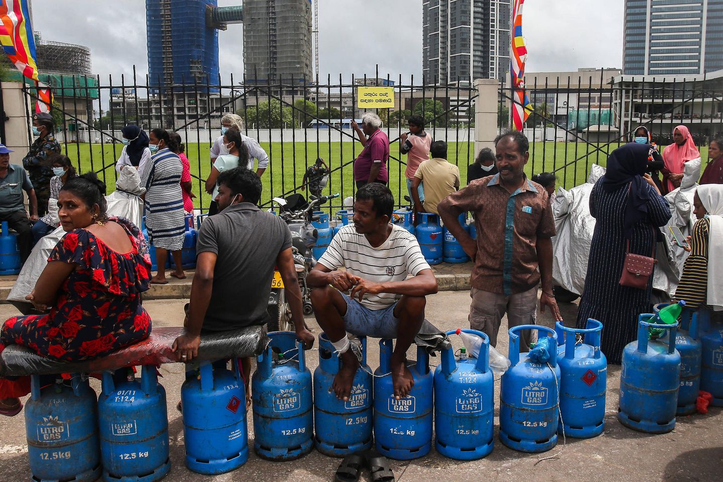 Penjatahan dalam krisis ekonomi: orang menunggu di depan kantor polisi di Kolombo untuk mengalokasikan gas untuk memasak.