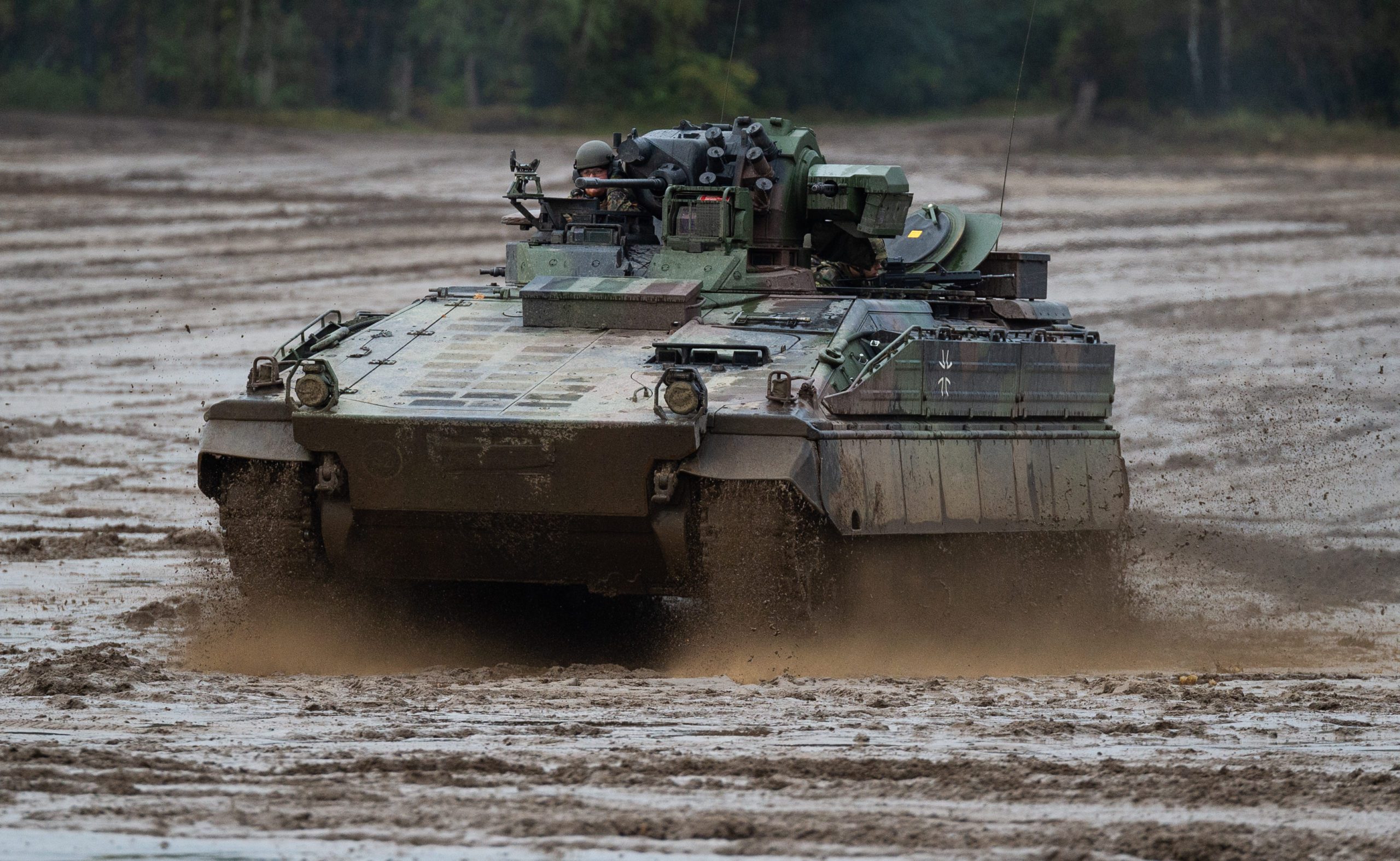 Sebuah kendaraan tempur infanteri Bundeswehr Marder bergerak di atas tempat latihan selama latihan Pelatihan Informasi Operasi Darat 2019.