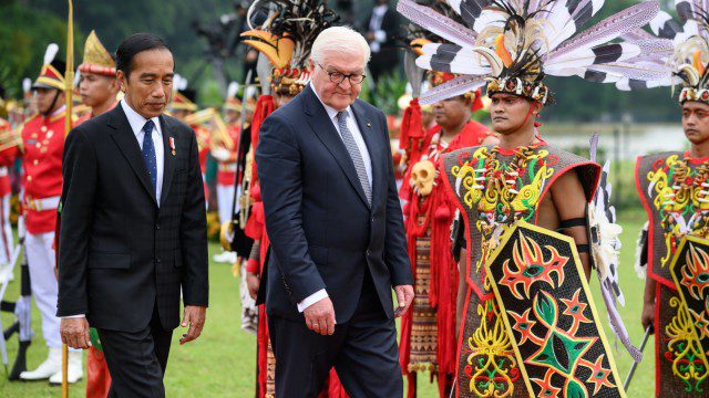 Kunjungan kenegaraan ke Indonesia: Presiden Federal Frank-Walter Steinmeier (kanan) diterima dengan kehormatan militer oleh Joko Widodo, Presiden Indonesia, di Istana Kepresidenan.