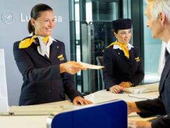 Check-in dengan Lufthansa di bandara.