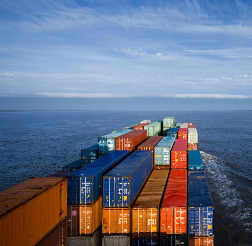 Perdagangan barang global tersendat.  Kapal sering terjebak di pelabuhan karena kekurangan personel.  Ini membingungkan operasi