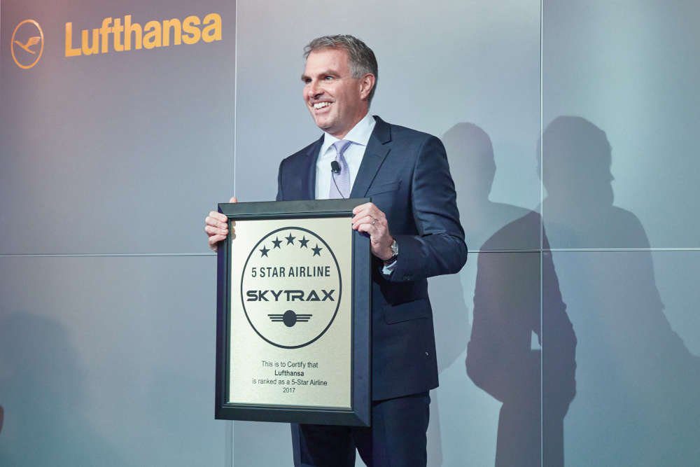 Presiden Lufthansa Carsten Spohr senang menerima penghargaan bintang 5 dari Skytrax