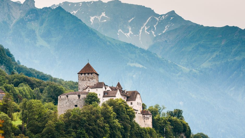 Kastil Vaduz dengan Pegunungan Alpen di latar belakang.