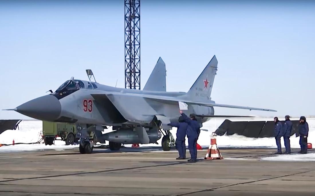     Gambar ini, disediakan oleh situs militer Rusia, menunjukkan pesawat tempur MiG-31 yang digunakan untuk meluncurkan rudal hipersonik baru.  (arsip foto)