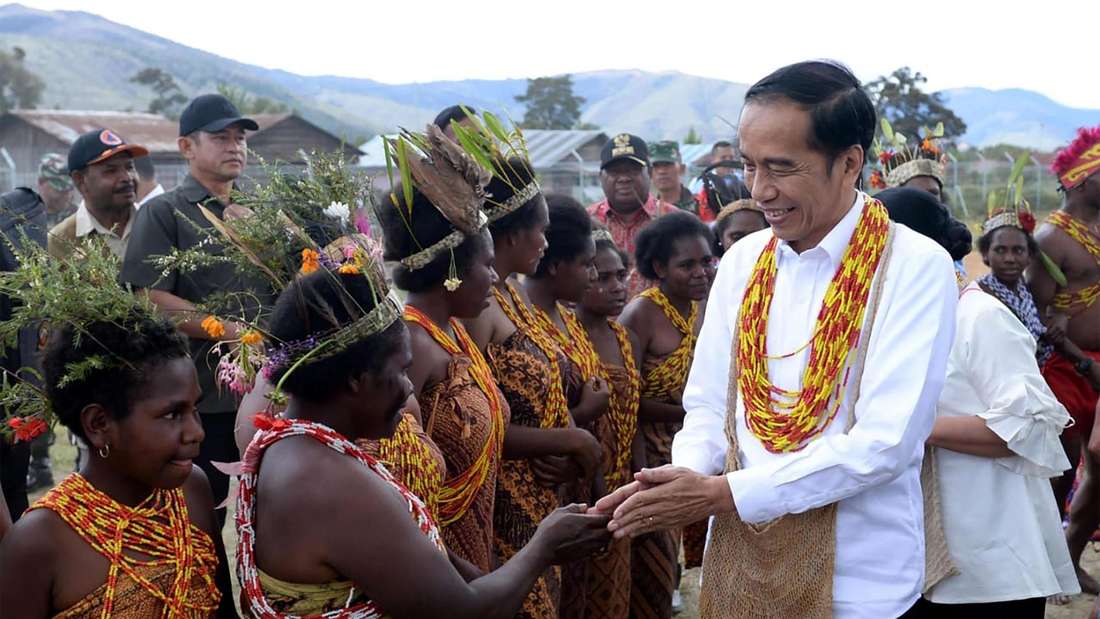 Presiden Joko Widodo (kanan) di Papua Barat tahun 2019. Foto AFP/Istana Kepresidenan Indonesia