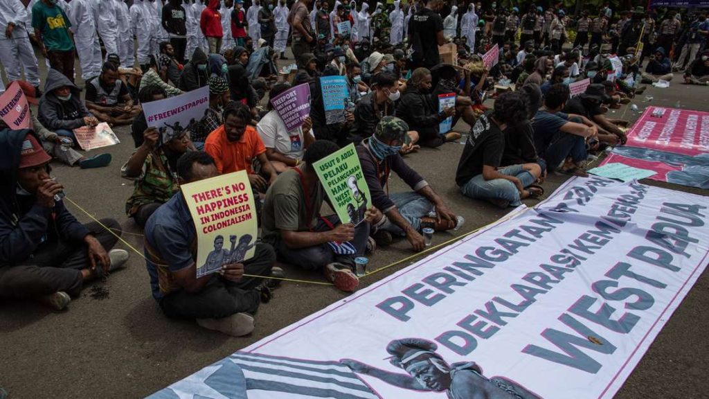 Mahasiswa Papua berdemonstrasi menentang pemerintahan Indonesia pada peringatan 60 tahun kemerdekaan dari Belanda.