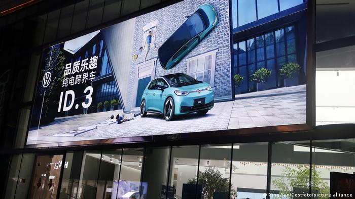 Bidikan eksterior malam Kantor Penjualan Volkswagen di Shanghai dengan layar bercahaya raksasa