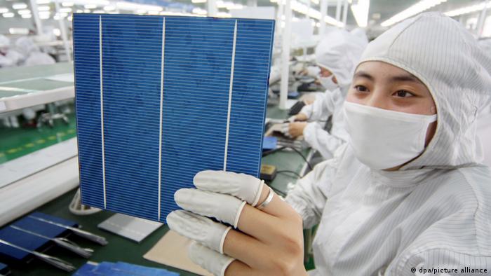 Produksi sel surya di Cina: Seorang pekerja di pabrik sel surya di Nantong memeriksa sel surya