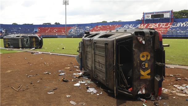 Mobil polisi juga dihancurkan selama kerusuhan sepak bola.