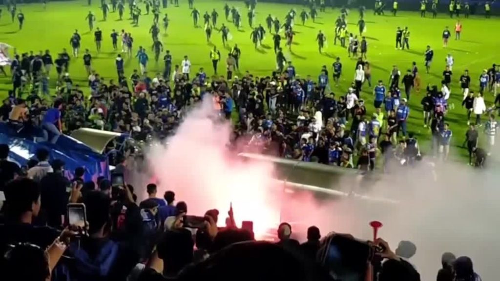 Video: Lebih dari 170 orang tewas dalam kepanikan massal di stadion sepak bola