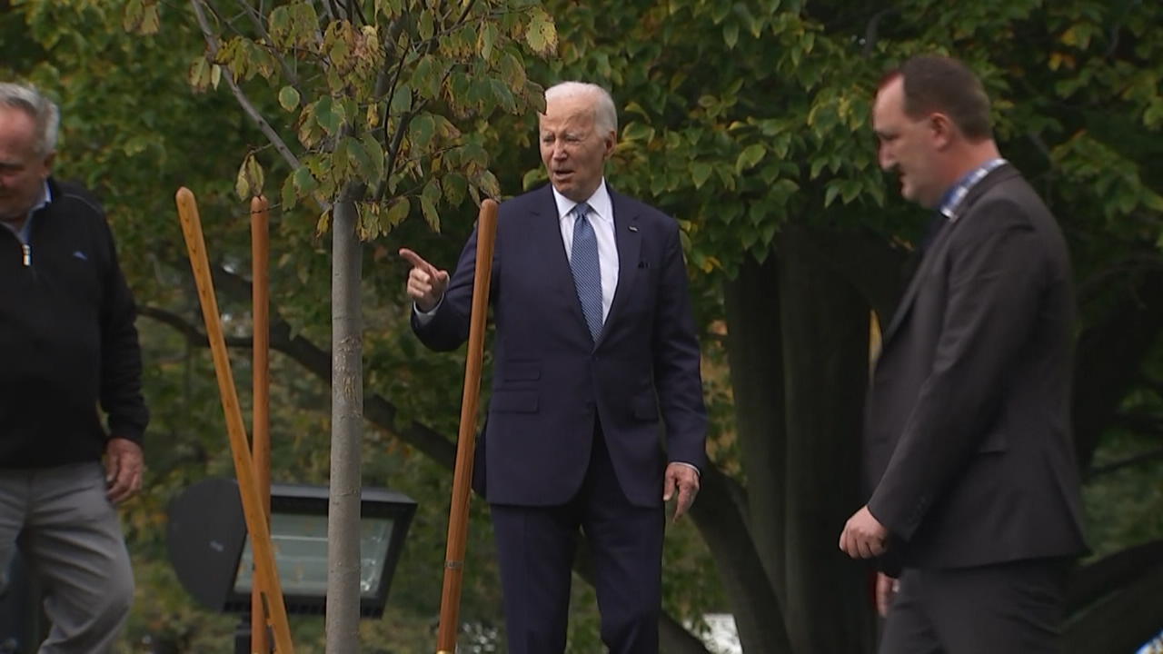 Presiden AS berkeliaran tanpa tujuan di taman Ada apa dengan Joe Biden?