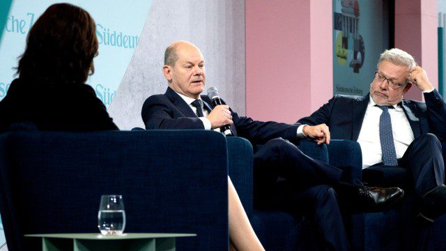 KTT Ekonomi SZ: Kanselir Olaf Scholz berbicara dengan Mark Pease dan Judith Witwer