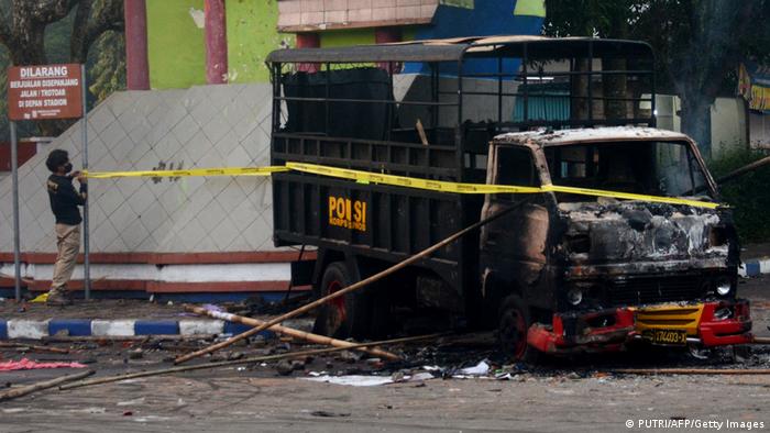 Bukti bencana: mobil polisi yang terbakar di dekat stadion