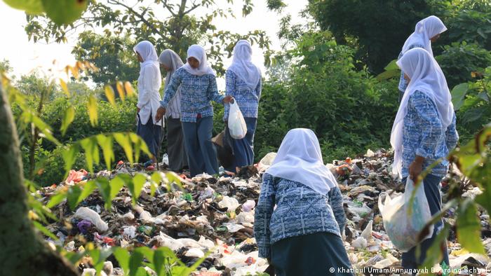 Siswi Muslim mengumpulkan sampah untuk melindungi lingkungan di Pulau Madurai, Indonesia